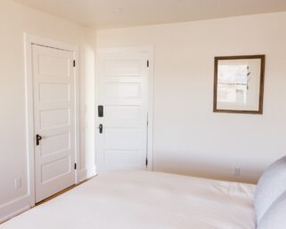 Nowoczesne trendy w aranżacji wnętrz: Drzwi ukryte jako innowacyjne rozwiązanie